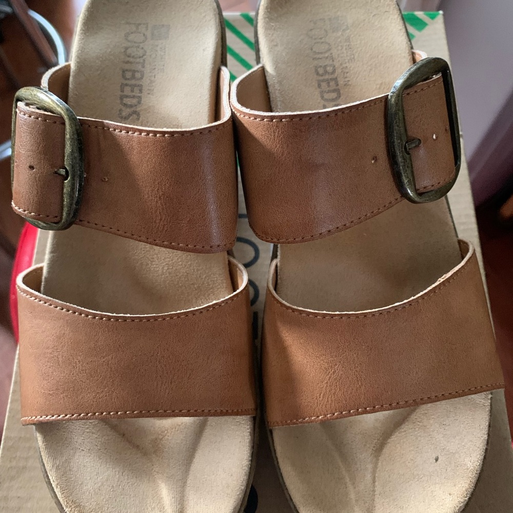 White mountain footbeds open toed clogs